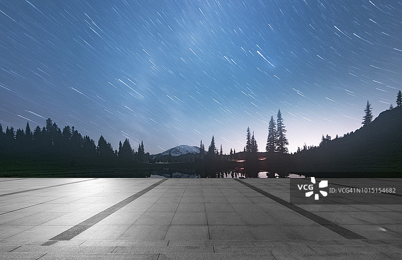 壮丽景色前的空旷观景台图片素材