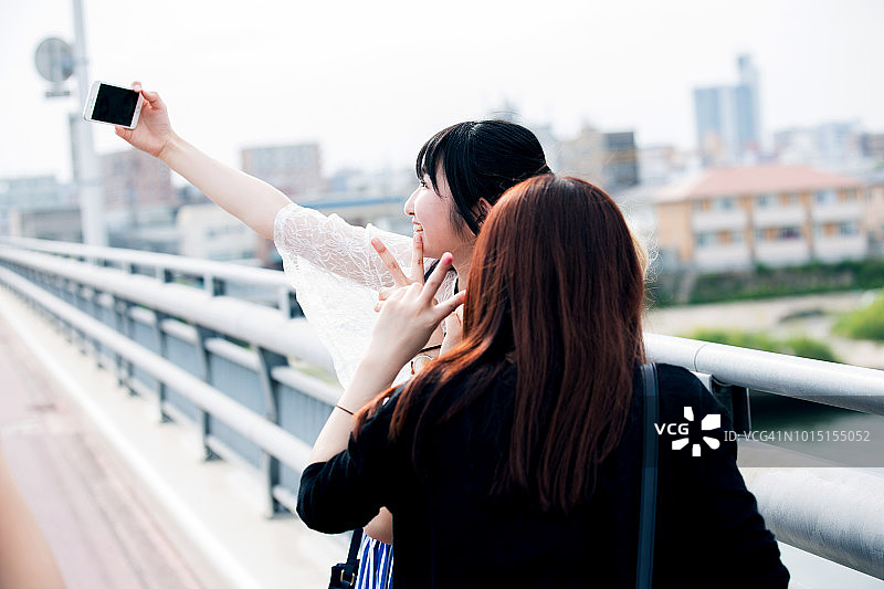 一位年轻女士的自画像图片素材