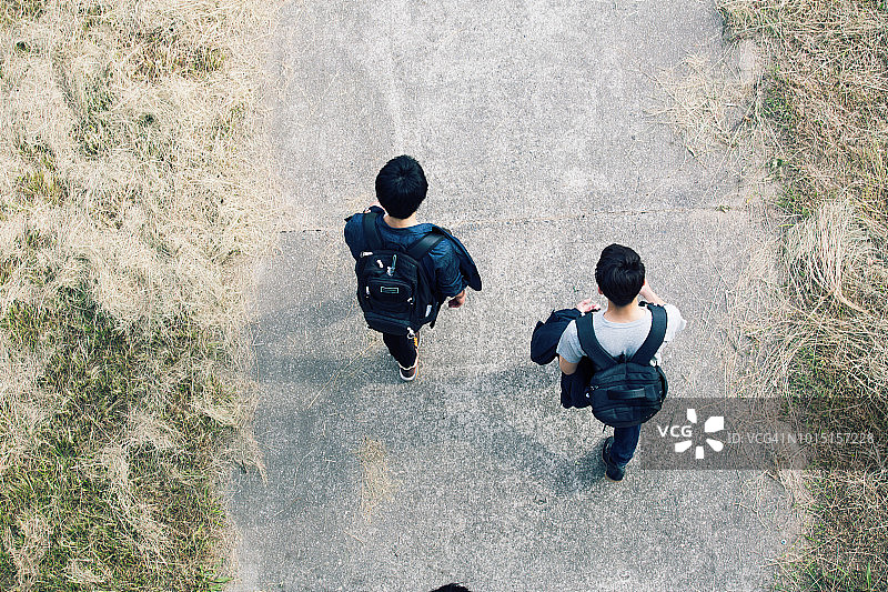 学生从正上方走过图片素材