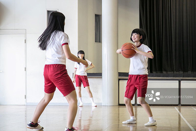 一群初中生在体育馆做体操图片素材