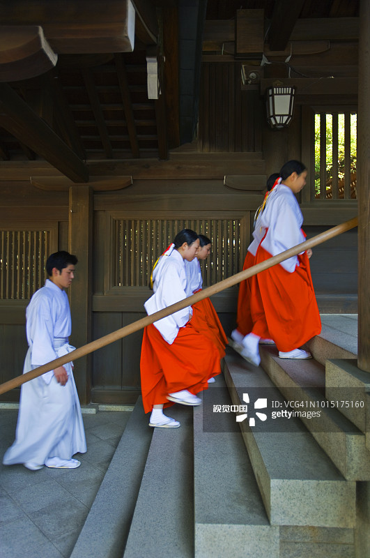 日本东京明治神宫传统回廊中的御子舞女游行队伍图片素材