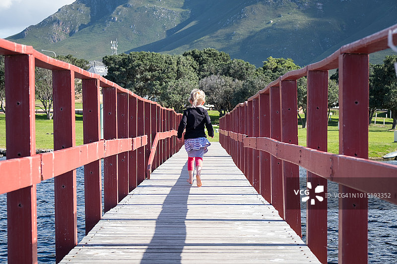 在木桥上跑步图片素材