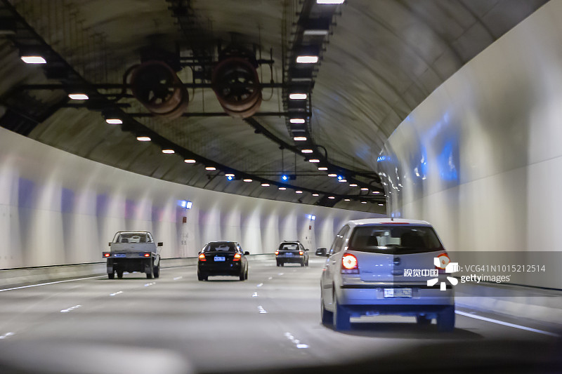 汽车穿过光线充足的隧道图片素材