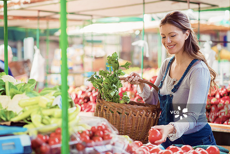 快乐的孕妇在农贸市场购物图片素材
