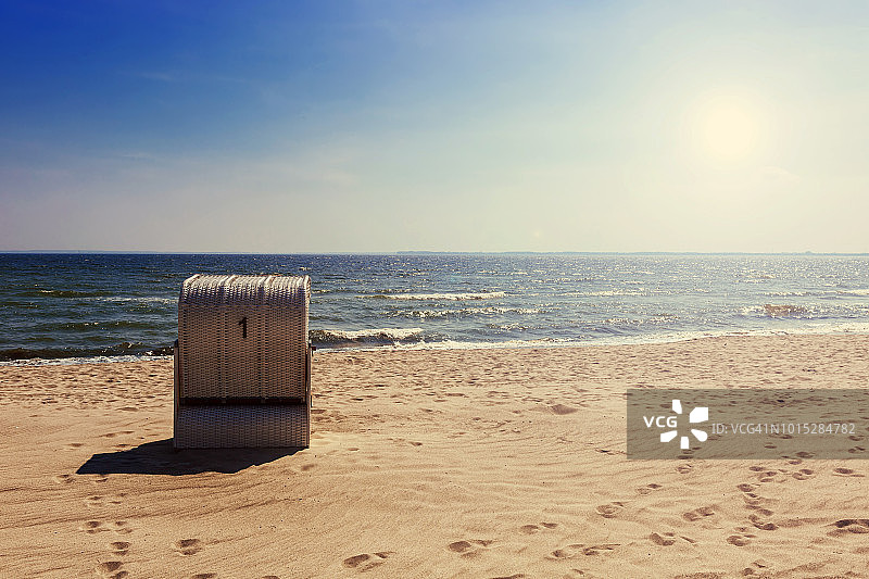 沙滩上的一把沙滩椅（德国石荷州蒂门多夫海滩）图片素材