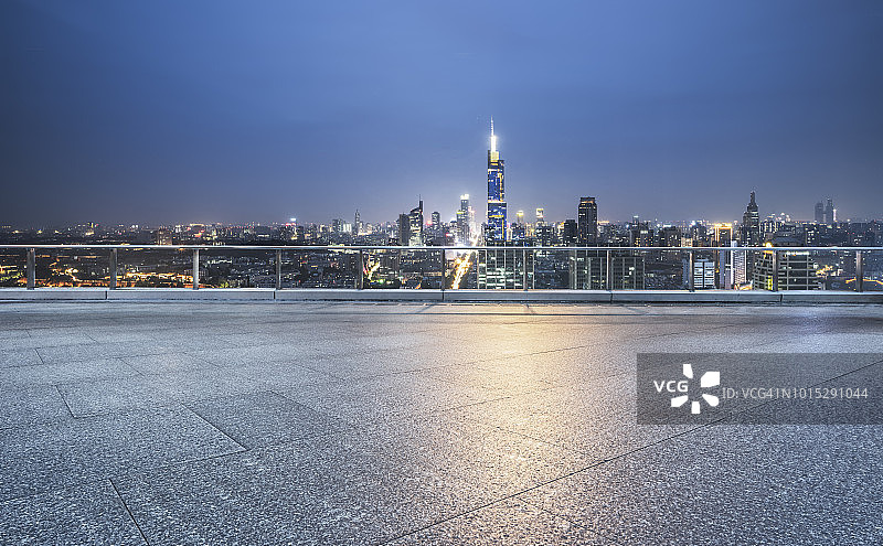 空旷的观景台，俯瞰南京城市景观图片素材