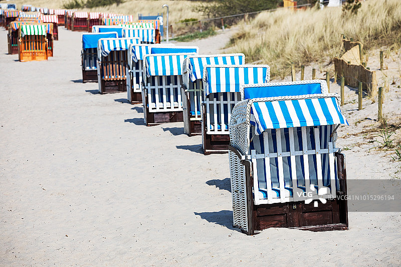 德国石勒苏益格-荷尔斯泰因州蒂门多夫海滩上的沙滩椅图片素材