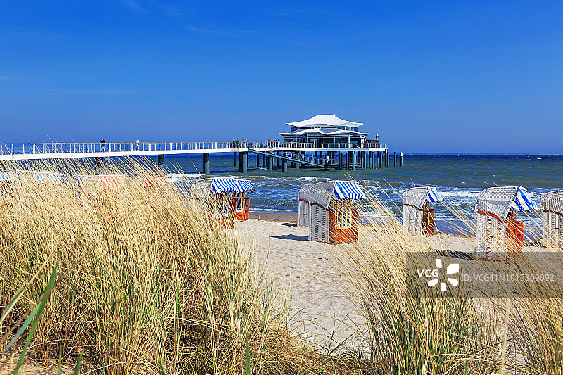 蒂门多夫海滩的座椅：吕贝克湾（德国石勒苏益格-荷尔斯泰因州蒂门多夫海滩）图片素材