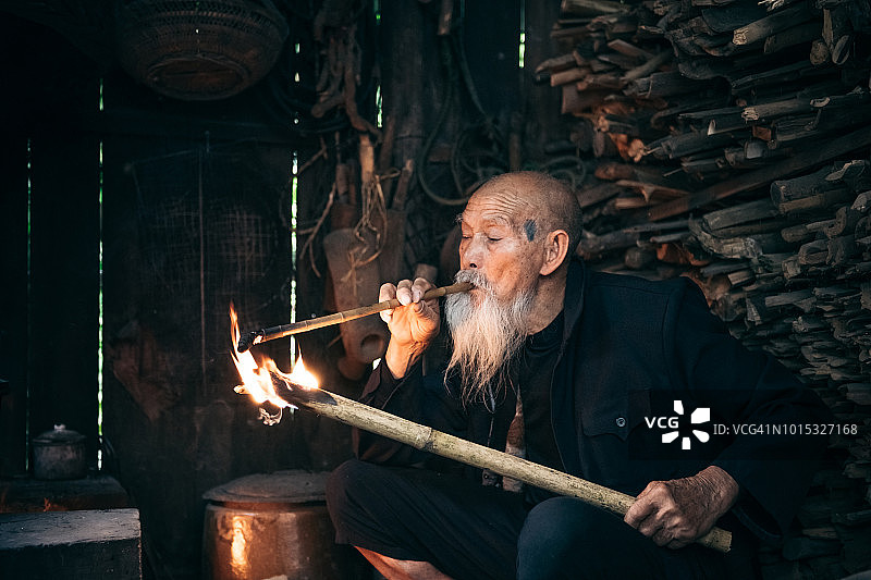 抽烟斗的中国老年男人图片素材