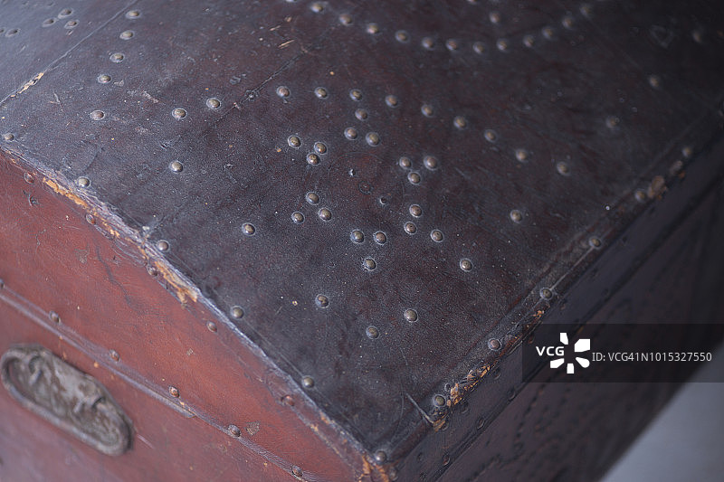 欧洲，西班牙巴利阿里群岛伊维萨岛：带金属饰钉的古老木制海箱图片素材