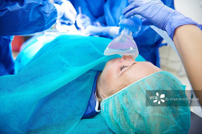 接受手术的妇女特写，波兰斯卡维纳图片素材