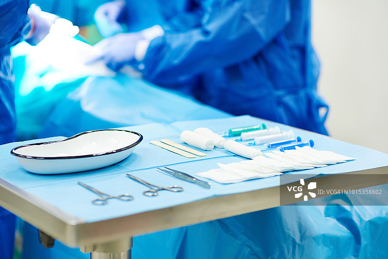 蓝色桌子上的医疗设备图片素材