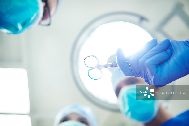 助理将手术剪刀递给医生图片素材