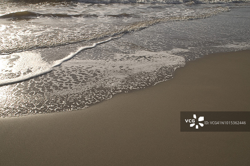 南非德班拍打海滩的小浪图片素材