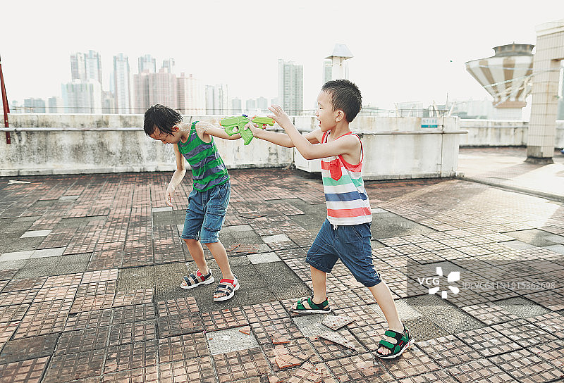 儿童玩水枪图片素材