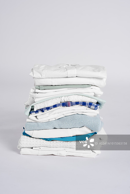 干净的白色和蓝色衣服堆图片素材