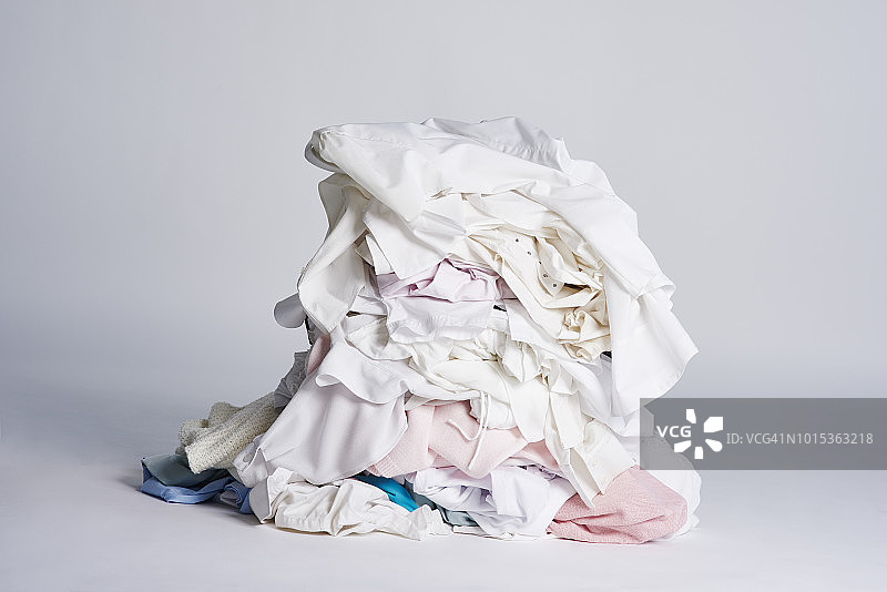 灰色背景上的待洗衣物图片素材