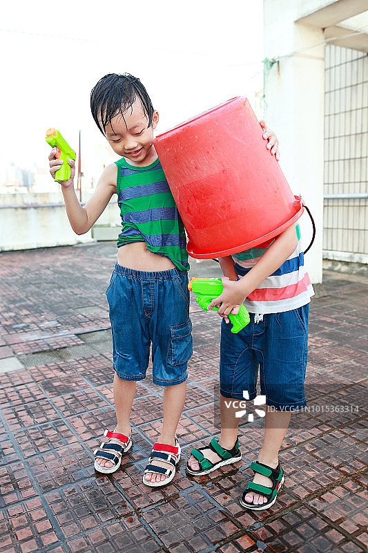 儿童玩水枪图片素材