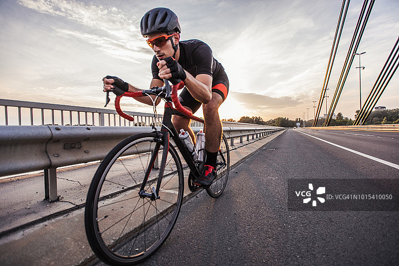 男人骑公路自行车图片素材