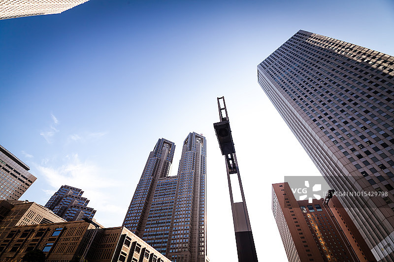 仰视角度拍摄的东京新宿摩天大楼图片素材