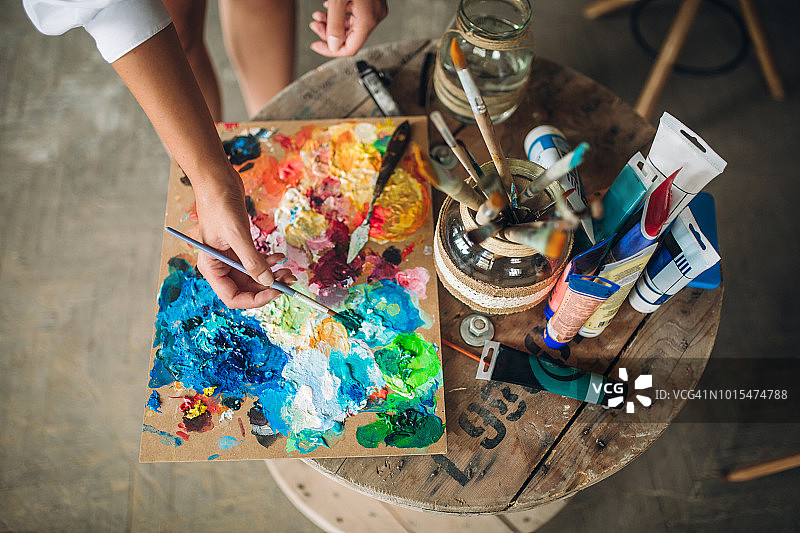 凌乱的创意艺术工作室图片素材