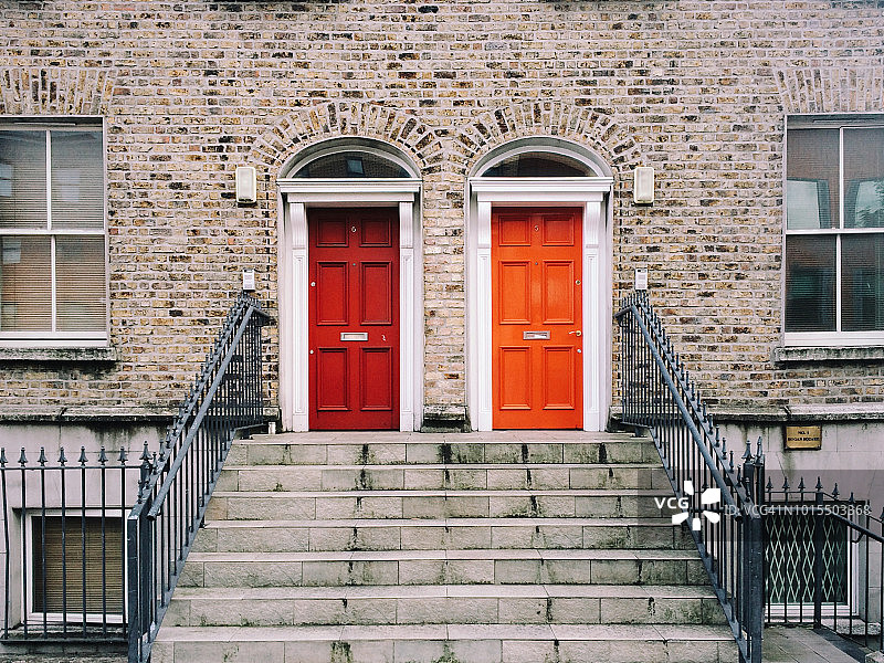 爱尔兰都柏林的两扇相同的红色门图片素材