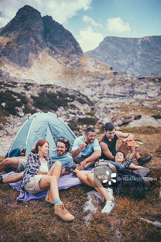 朋友们在山中露营图片素材
