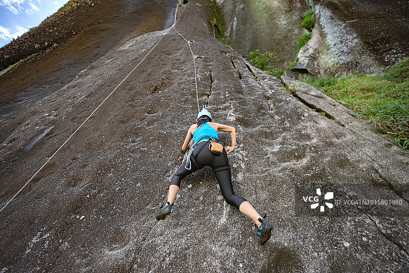攀岩的女子图片素材