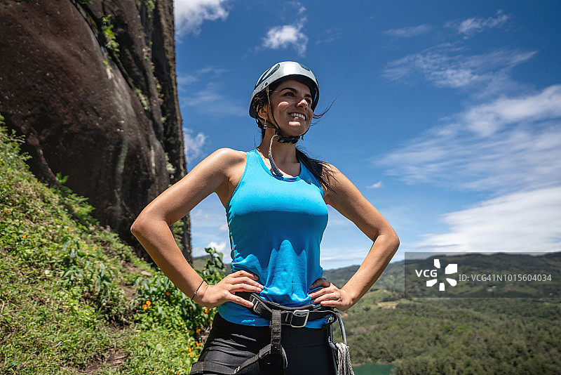 女人准备在哥伦比亚瓜塔佩攀岩图片素材