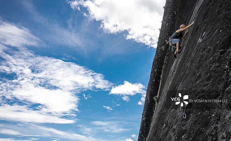 攀岩的强壮女性图片素材