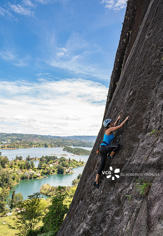 在哥伦比亚瓜塔佩攀岩的女人图片素材