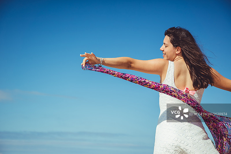 围着围巾感受海风的女人图片素材