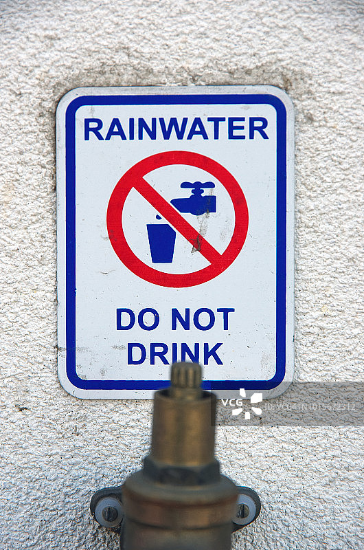 雨水管道上的“请勿饮用雨水”标志图片素材