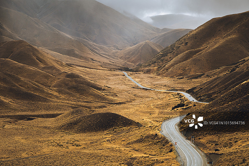 穿过群山的道路图片素材
