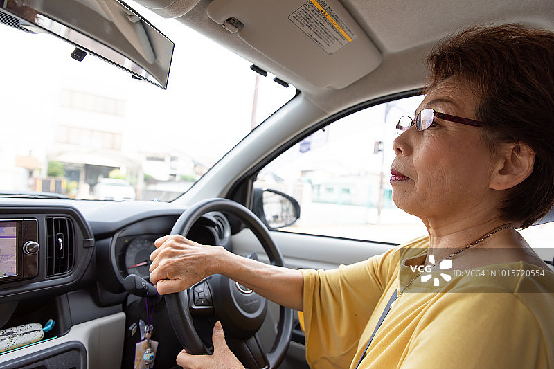 驾驶汽车的日本老年妇女图片素材