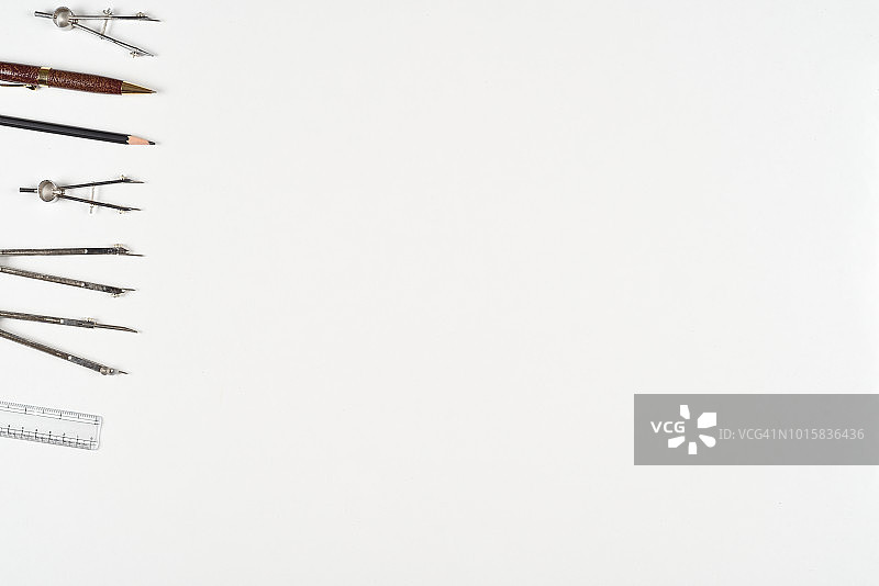 工作台上带空白区域的建筑绘图工具图片素材