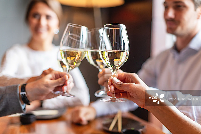 举杯庆祝图片素材