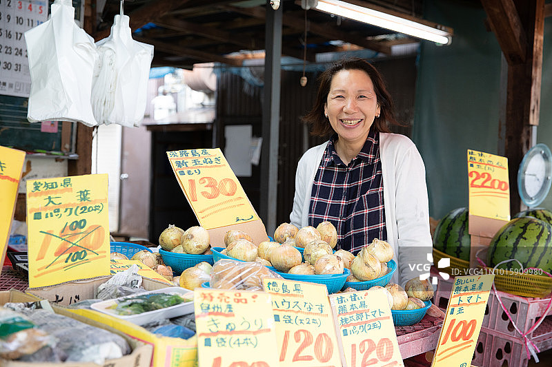 在当地小商店工作的女人图片素材