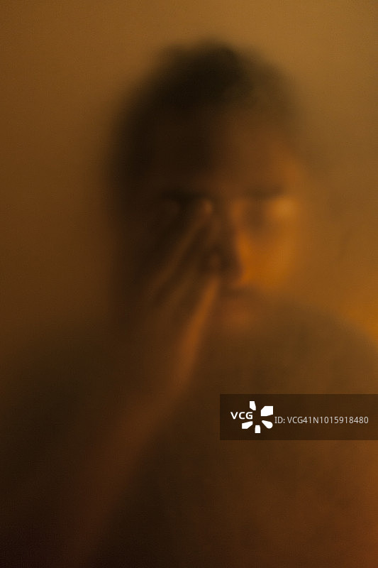 用手遮住眼睛的男人图片素材