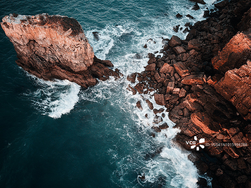岩石峭壁和海洋图片素材