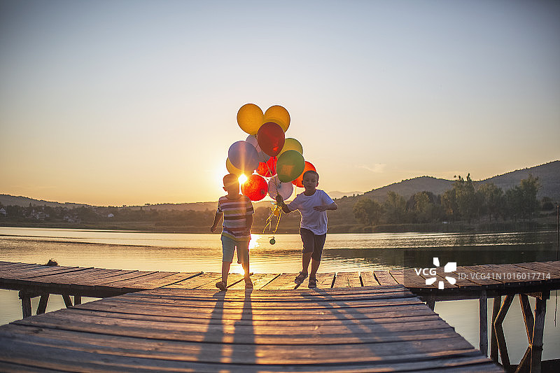 在湖边玩气球图片素材