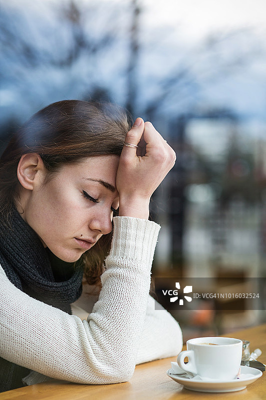 压力大的年轻女人图片素材