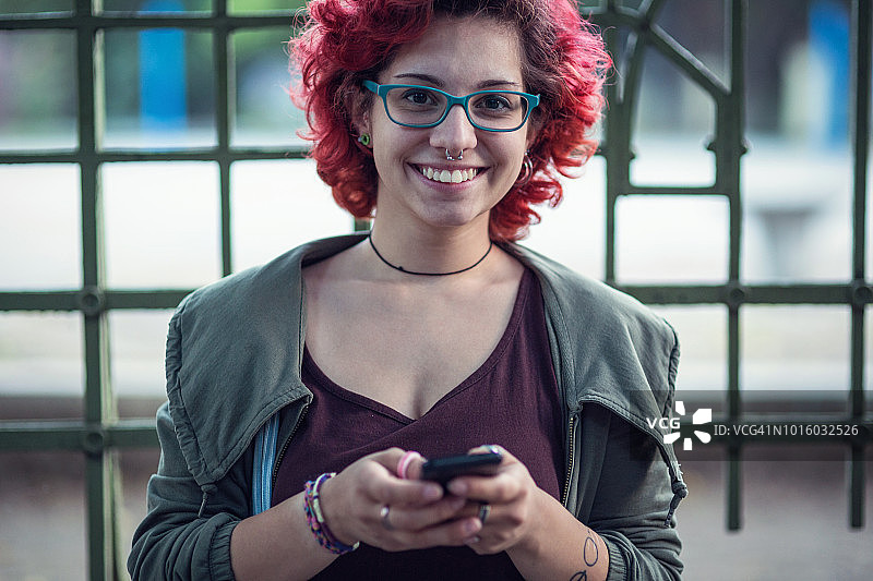 对着镜头微笑的叛逆女孩图片素材