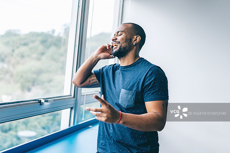 非裔巴西创意男人办公室通话图片素材