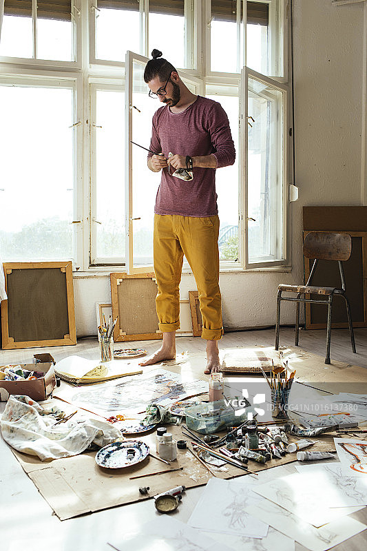 工作室里的英俊男艺术家图片素材