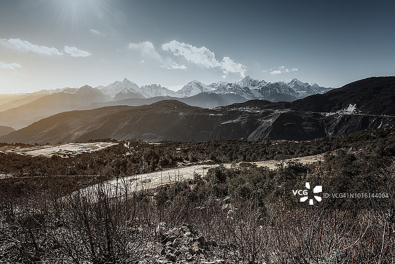 高地雪山快速公路图片素材