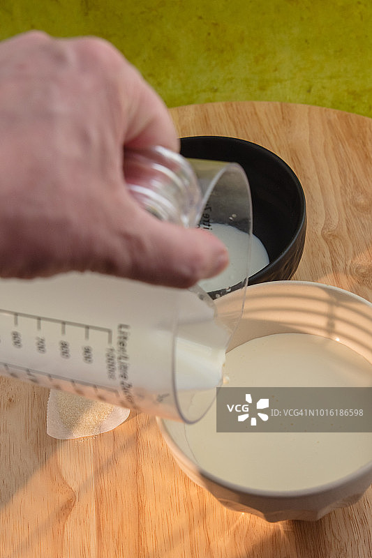 倾倒双倍奶油图片素材