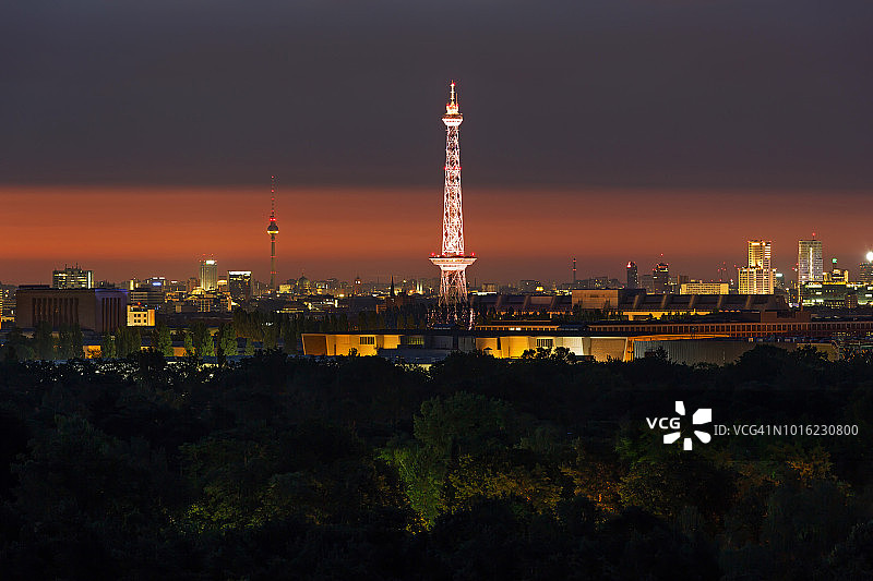 日出时分的柏林天际线与著名无线电塔（德国）图片素材
