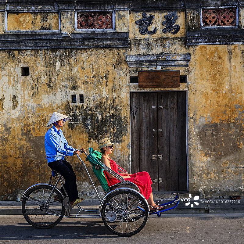 越南会安市老城区的越南三轮车图片素材