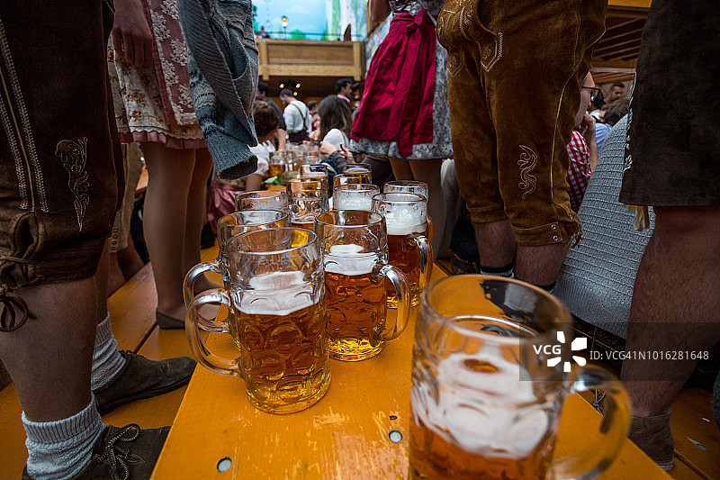 德国慕尼黑啤酒节上的啤酒杯图片素材